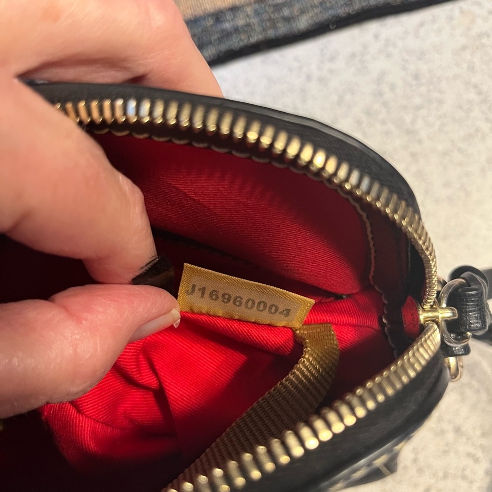 Dooney and Bourke Cameron NWOT shoulder bag. Black saffiano leather. - Picture 10 of 12